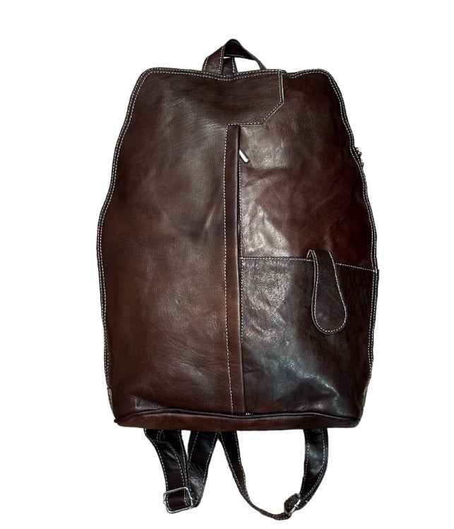 Mochila Lucca artesanal de piel de cabra color marrón con diseño unisex.