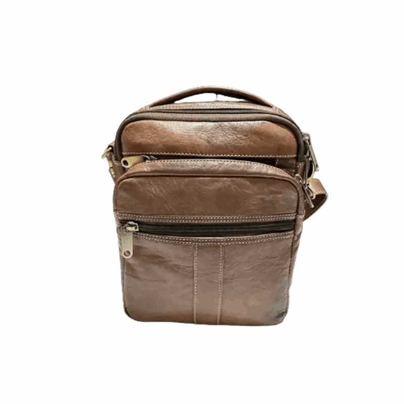 Bolso bandolera con asa de piel natural.