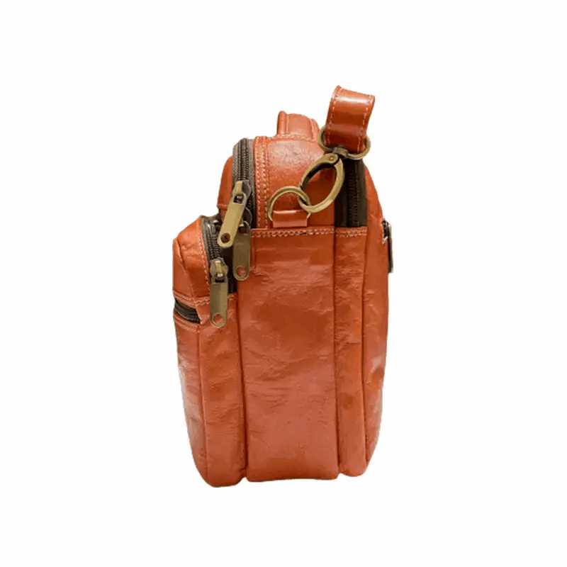 Bolso bandolera con asa de piel natural.