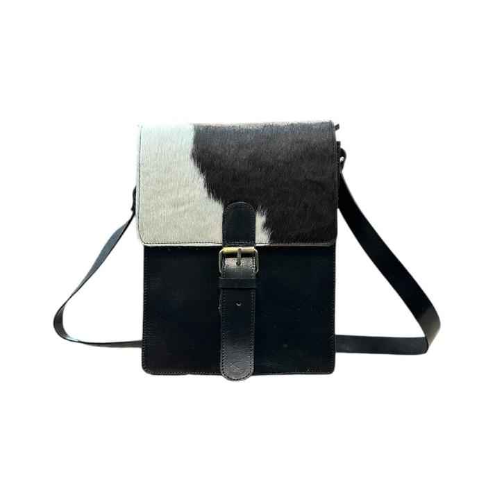Bolso bandolera artesanal de piel natural.