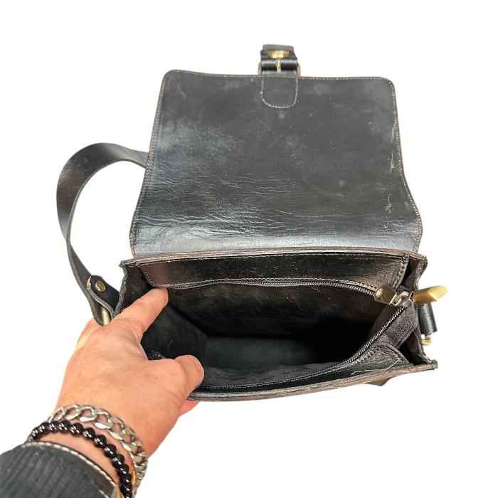 Bolso bandolera artesanal de piel natural.