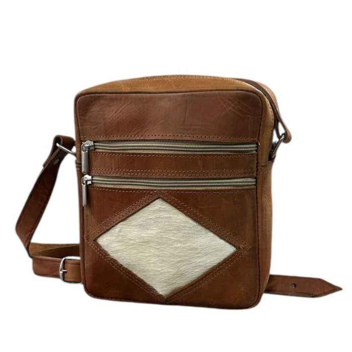 Bolso bandolera artesanal de piel natural. Look todo piel