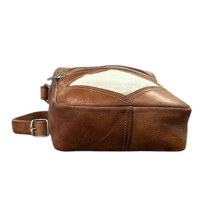 Bolso bandolera artesanal de piel natural. Look todo piel