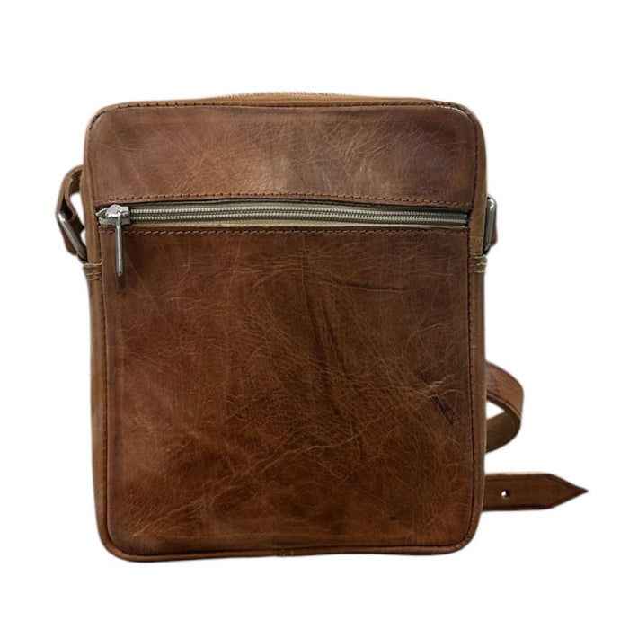 Bolso bandolera artesanal de piel natural. Look todo piel