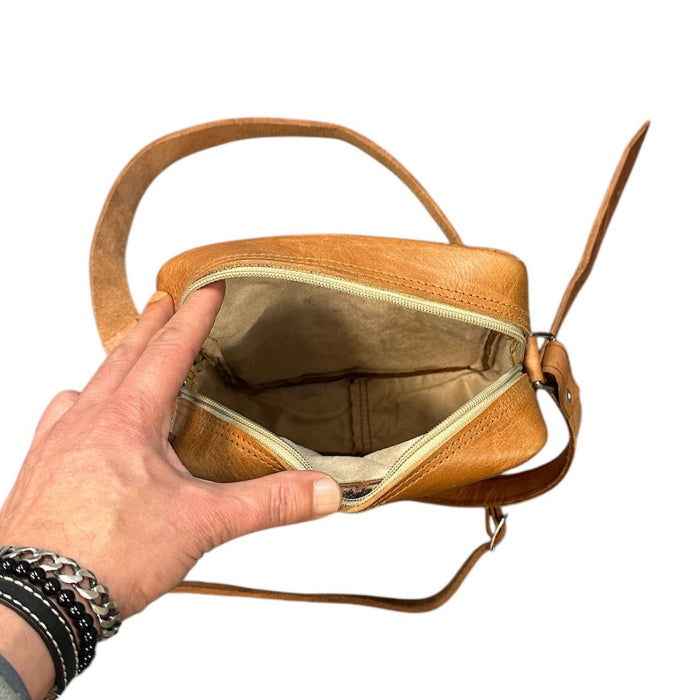 Bolso bandolera artesanal de piel natural. Look todo piel