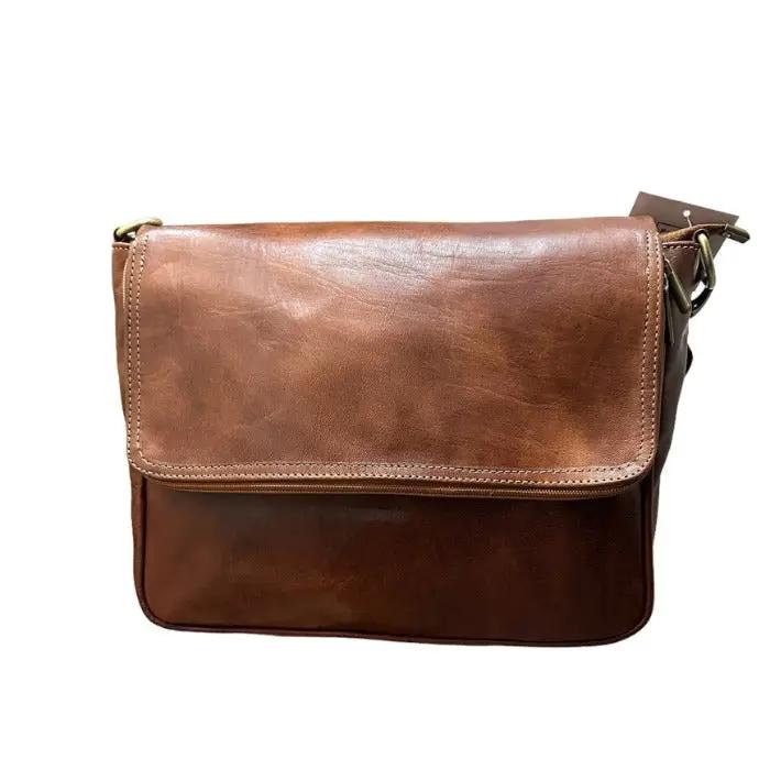 Bolso bandolera con solapa de piel natural. Unisex - Look Todo Piel