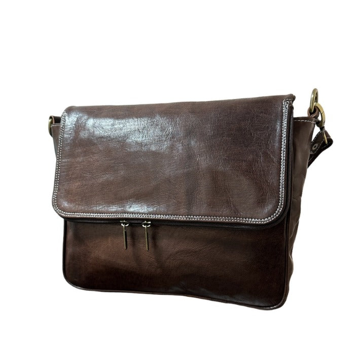 Bolso bandolera con solapa de piel natural. Unisex - Look Todo Piel