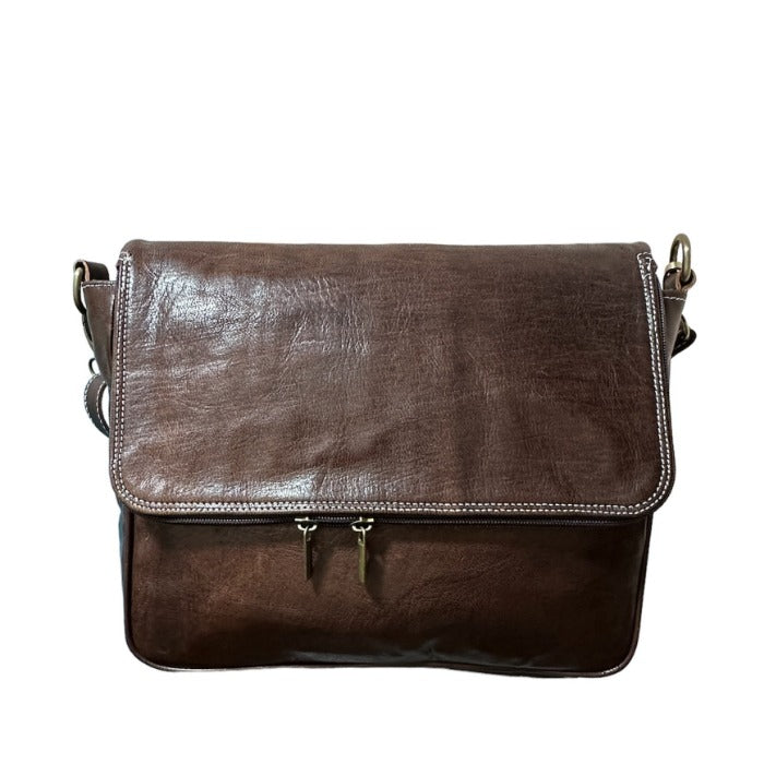 Bolso bandolera con solapa de piel natural. Unisex - Look Todo Piel