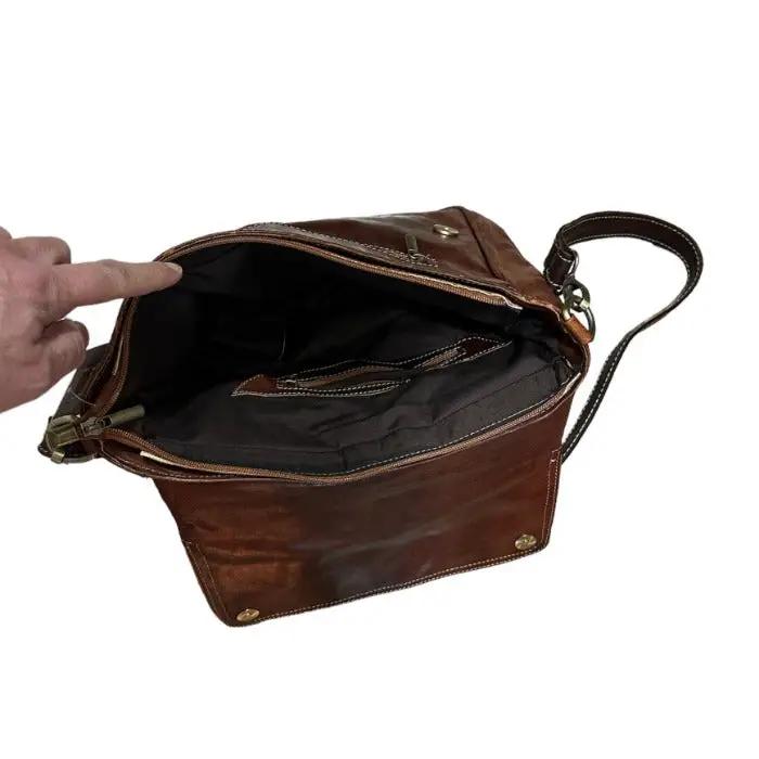 Bolso bandolera con solapa de piel natural. Unisex - Look Todo Piel