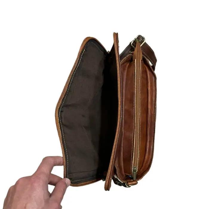Bolso bandolera con solapa de piel natural. Unisex - Look Todo Piel