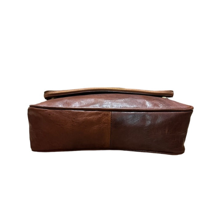 Bolso bandolera con solapa de piel natural. Unisex - Look Todo Piel