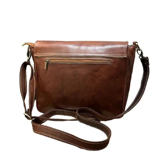 Bolso bandolera con solapa de piel natural. Unisex - Look Todo Piel