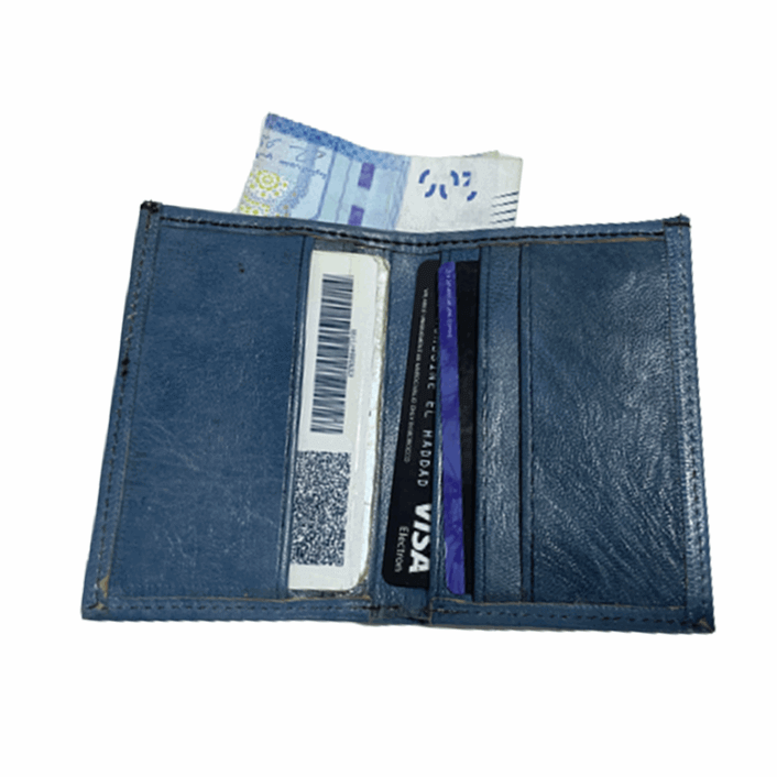 Elegancia Compacta: Cartera Venicia en Piel Natural