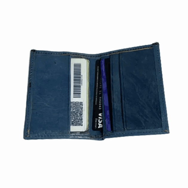 Elegancia Compacta: Cartera Venicia en Piel Natural