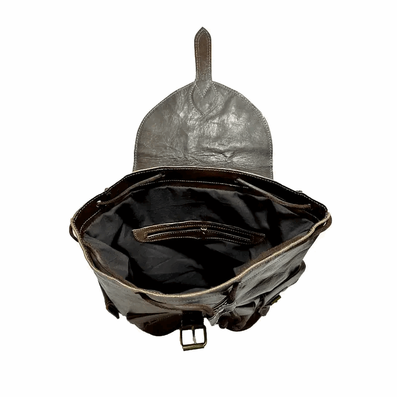 Mochila con cordón anti robo de piel natural.