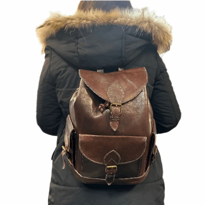 Mochila con cordón anti robo de piel natural.