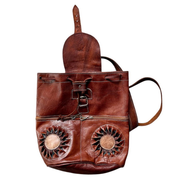Mochila Sol con solapa artesanal de piel natural. - Look Todo Piel
